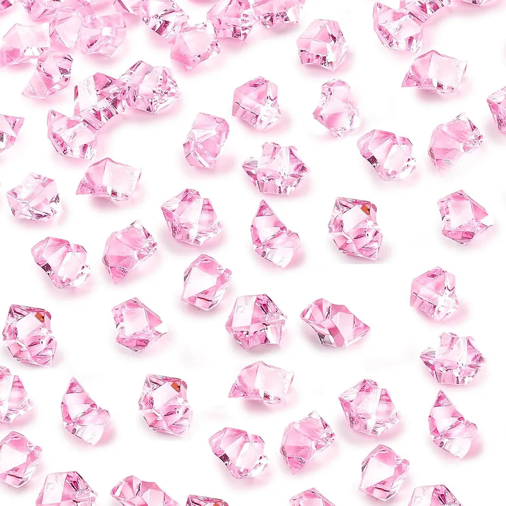 Rocas de hielo triturado de acrílico rosa esparcidas sobre fondo blanco para decoración y relleno