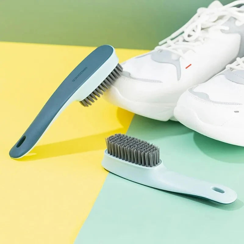 Un ensemble de brosses multifonctionnelles bleues et blanches pour nettoyer chaussures et vêtements, sur un fond jaune et ver
