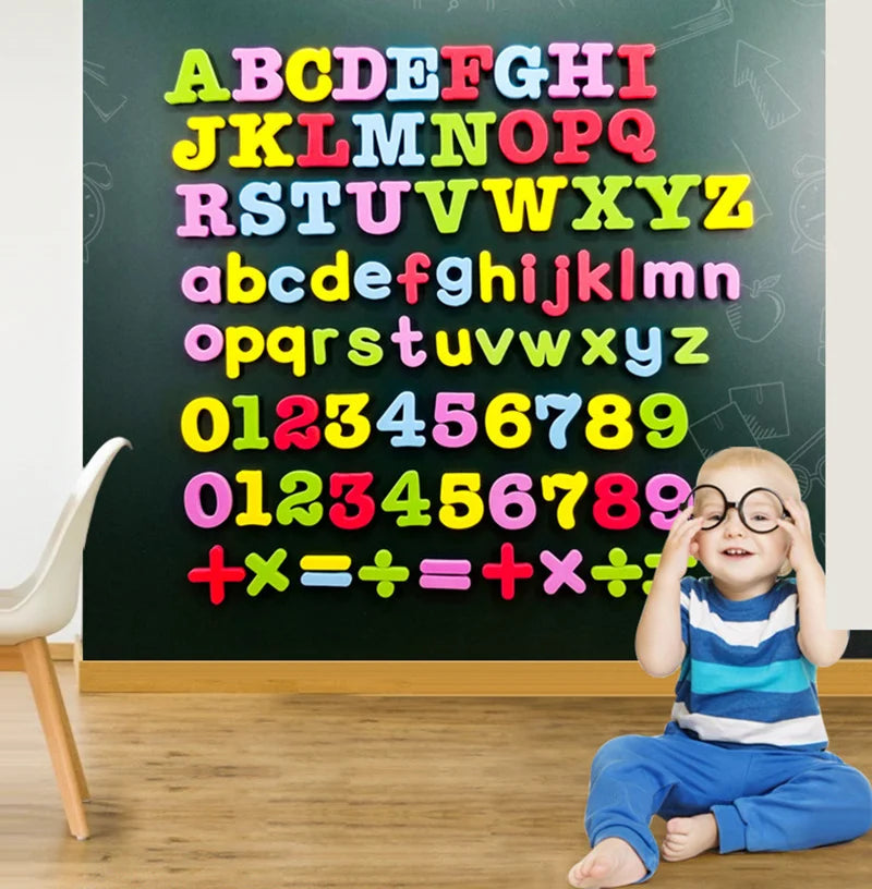 Ein junges Kind sitzt vor einer Tafel mit bunten magnetischen Buchstaben und mathematischen Gleichungen.