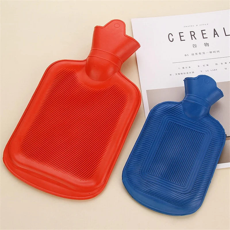 Dos bolsas de calentador de manos y pies aisladas de silicona en naranja y azul