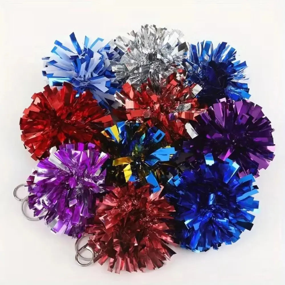 Eine Sammlung farbenfroher Pom-Pom-Anhänger in verschiedenen Schattierungen, darunter Blau, Rot, Lila und Silber.