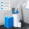 Eine weiße WC-Bürstenreiniger mit blauen Reinigungsmitteln neben einer Toilette.