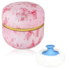 Runde rosa Kosmetikpuderbox mit goldener Band und weißer fluffiger Applikatorpad.