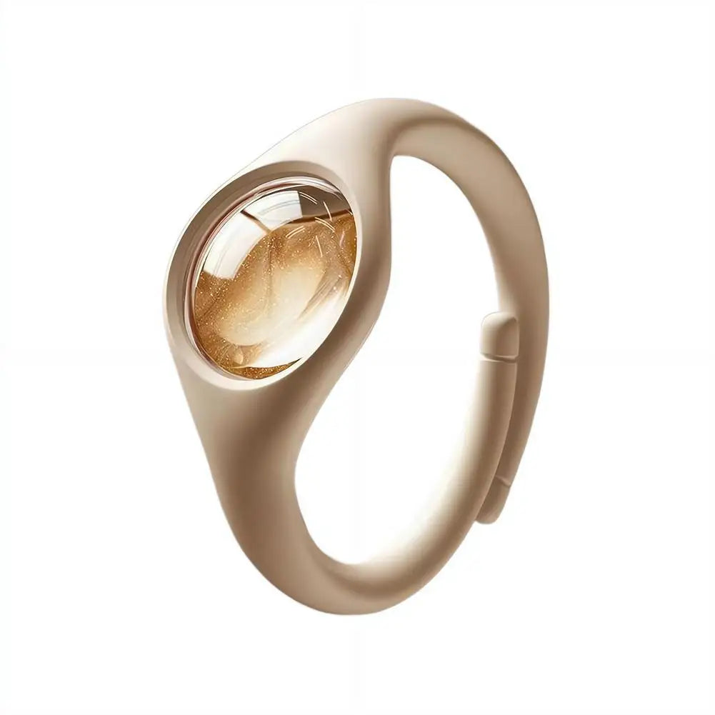 Pulsera beige con ventana transparente que muestra un líquido dorado, diseñada como repelente natural de mosquitos.