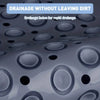 Primer plano de una estera de baño de masaje gris antideslizante con orificios de drenaje para un rápido drenaje de agua.