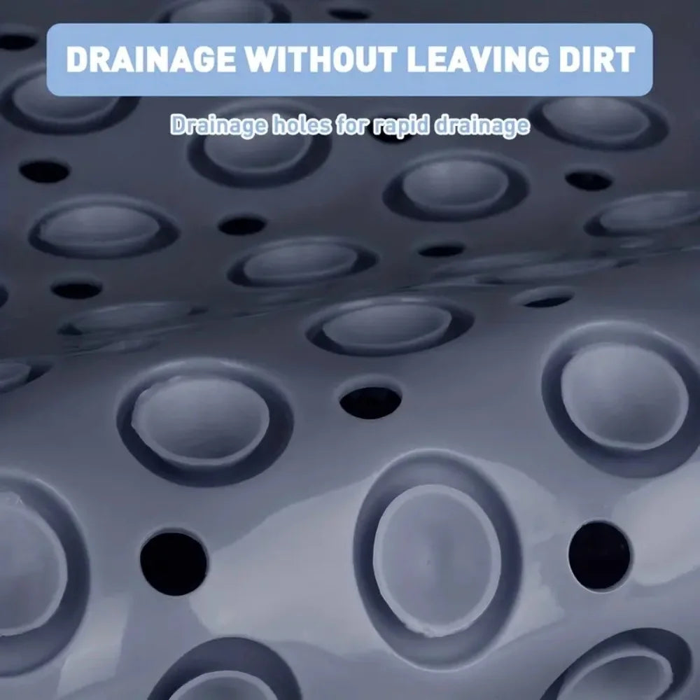 Primer plano de una estera de baño de masaje gris antideslizante con orificios de drenaje para un rápido drenaje de agua.