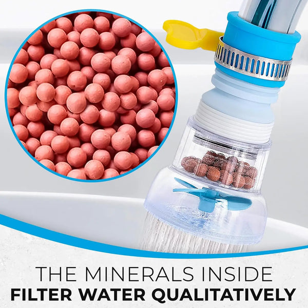 Klares Plastik-Wasserfilterflasche mit gelbem Deckel und Sieb, neben einem Haufen rosa kugelförmiger Filterperlen.