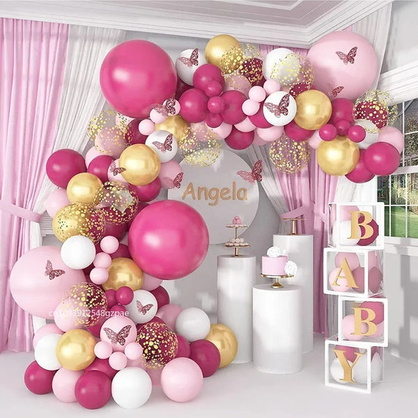 Rosa und goldene Ballons mit Schmetterlingsakzenten, die einen Raum für eine Babyparty oder Feier dekorieren