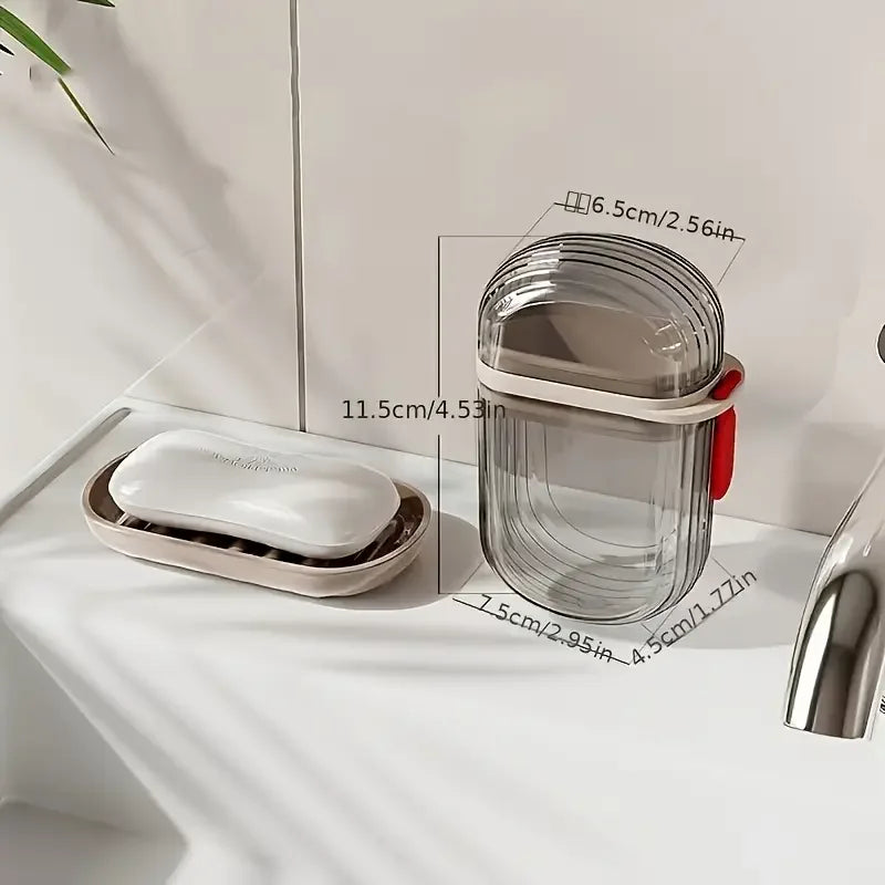 Boîte de savon portable en plastique transparent avec couvercle scellé et barre de savon blanche.