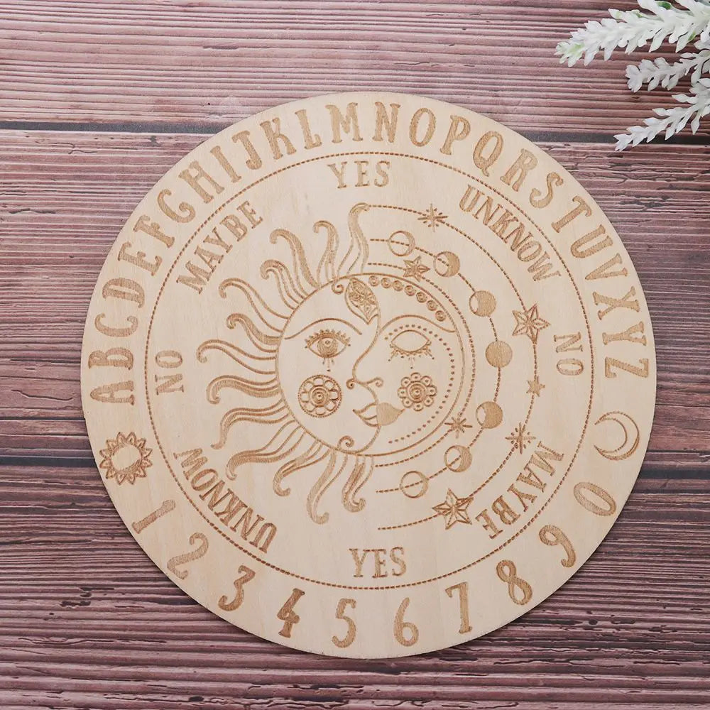 Runde Holztafel mit eingraviertem Alphabet und Zahlen für metaphysische Dekoration.