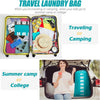 Una bolsa de ropa amarilla para viajes, abierta y llena de ropa y accesorios coloridos para campamentos o viajes universitari