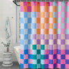Cortina de ducha retro colorida con diseño de patchwork en tonos azules, rosas, naranjas y morados.