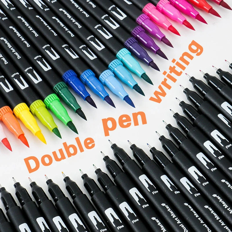Nahaufnahme eines Satzes schwarzer Doppelstift-Malstifte aus Filz mit farbigen Spitzen, diagonal angeordnet.