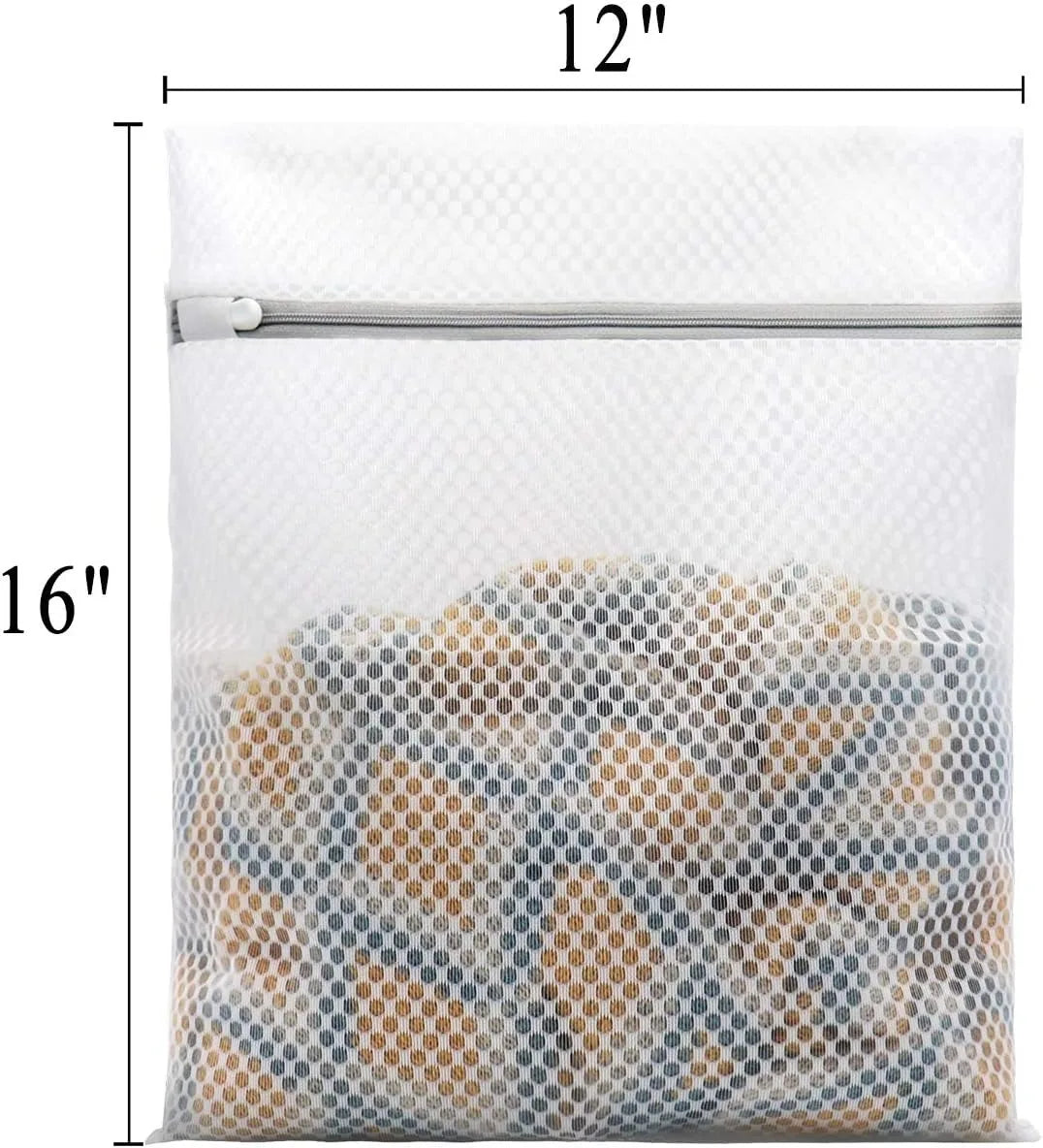 Weiße Netzwaschtasche gefüllt mit hellbraunen und blauen Wabennetzwaschtaschen.