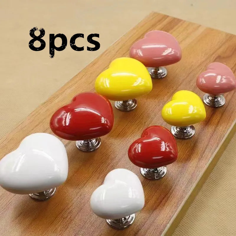 Pressionner les boutons de chasse d'eau en forme de cœur, disponibles en rose, jaune et rouge.