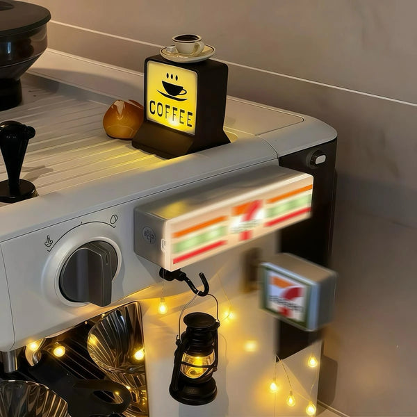 Aimant réfrigérateur miniature décor avec motif tasse à café et lumières éclairées.
