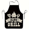 Schwarze Schürze mit weißer Aufschrift „King of the Grill“ und Flammenmotiv