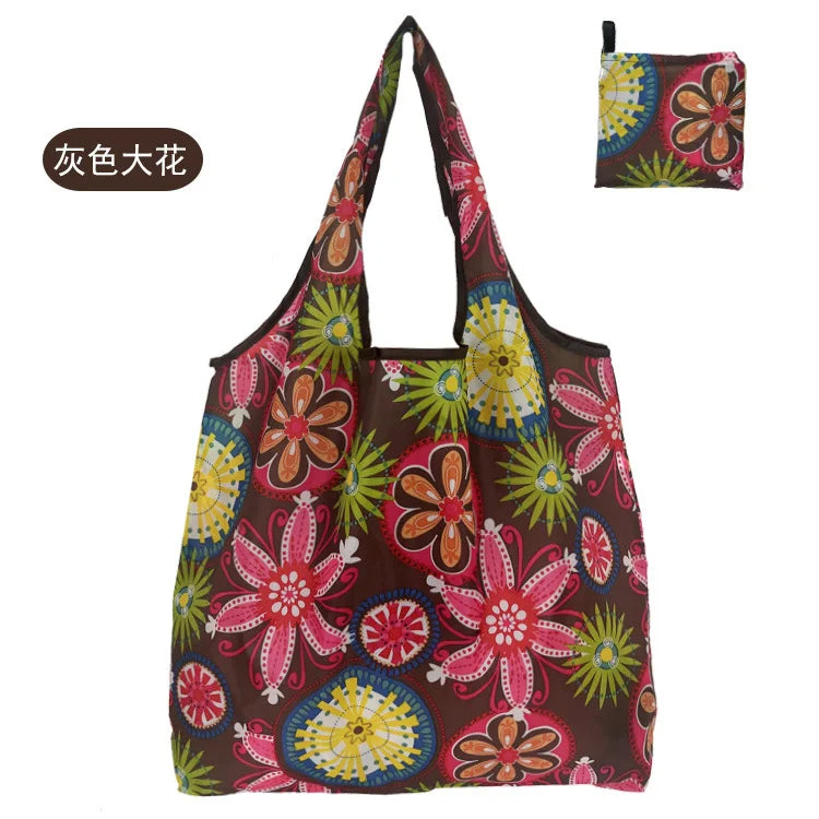 Wiederverwendbare Tasche mit Blumenmuster in Rosa-, Orange- und Grüntönen.