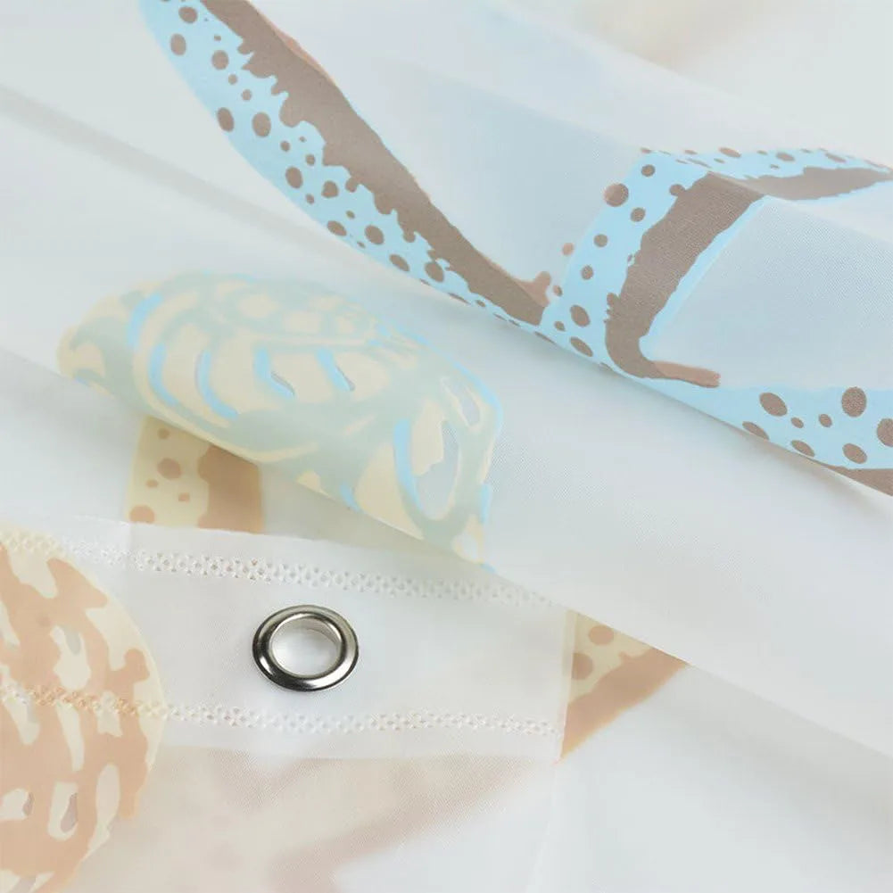 Rideau de douche en plastique blanc avec pois marron et bleu et un échantillon de tissu vert clair à motifs.