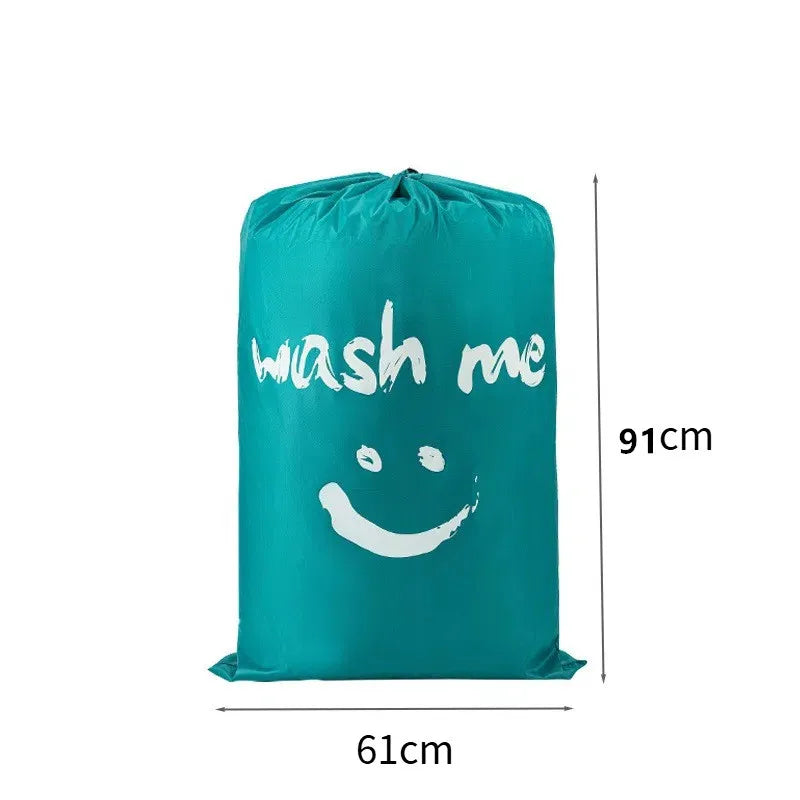 Sac de lavage et de rangement en nylon teal résistant avec le texte "wash me" et un visage souriant imprimés.