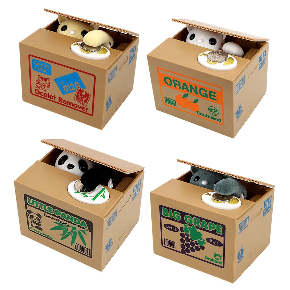 Vier Karton-Sparhunde mit animierten Tieren wie Schwein, Panda und Traube in verschiedenen Farben.
