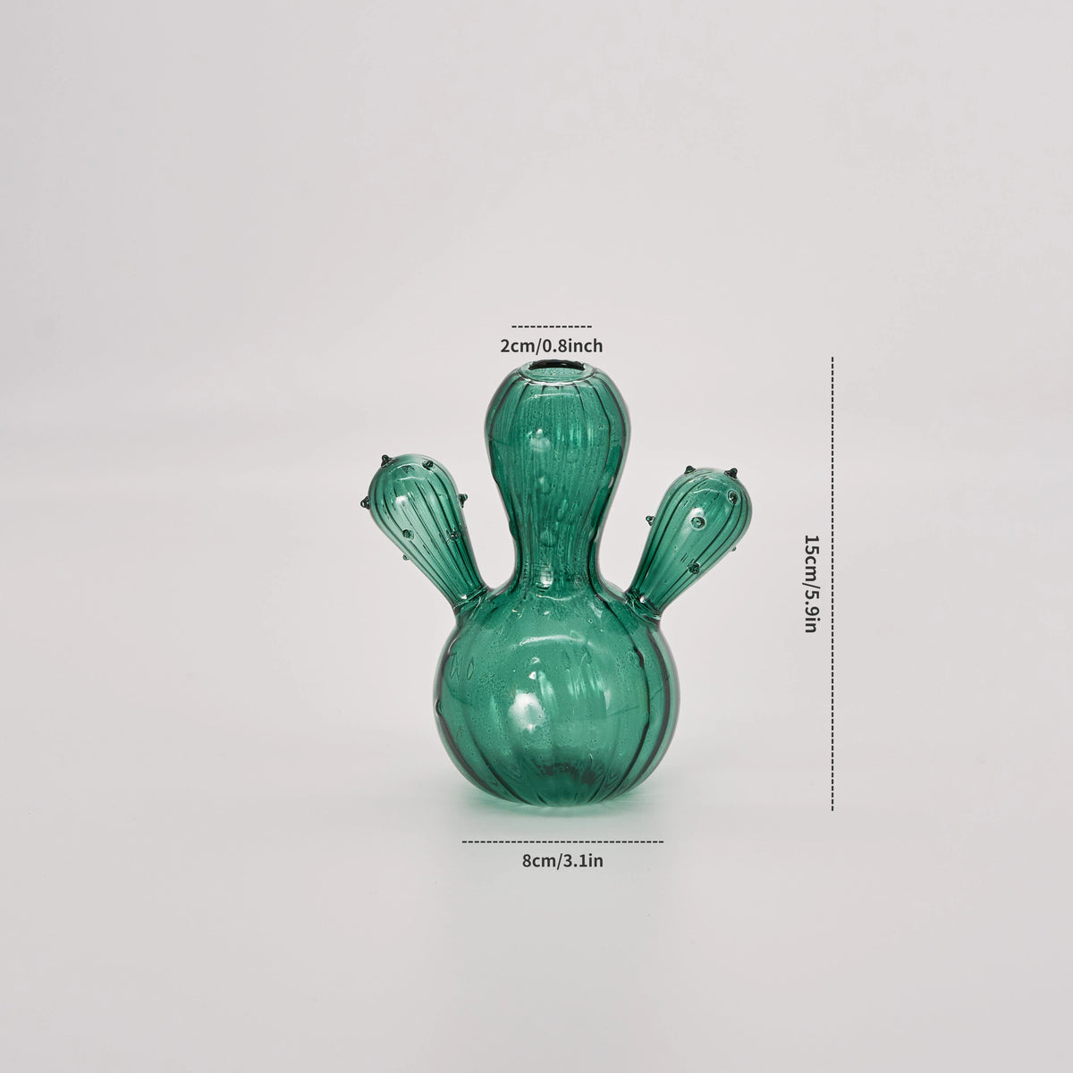Un vase cactus moderne vert vif en verre avec trois bras allongés, sur fond blanc.