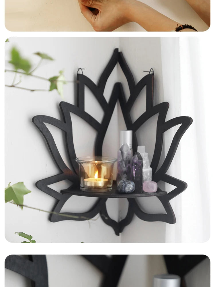 Estante de madera decorativo en forma de loto negro con cristales y una vela encendida en una pared blanca.