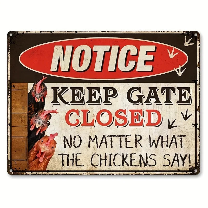 Vintage Metall-Dose-Schild mit abgenutztem Look und einer Hähnchen-Darstellung, mit der Aufschrift "NOTICE KEEP GATE CLOSED"