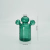 Vase en verre vert moderne et éclatant, cactus avec sommet sphérique et petites protubérances.