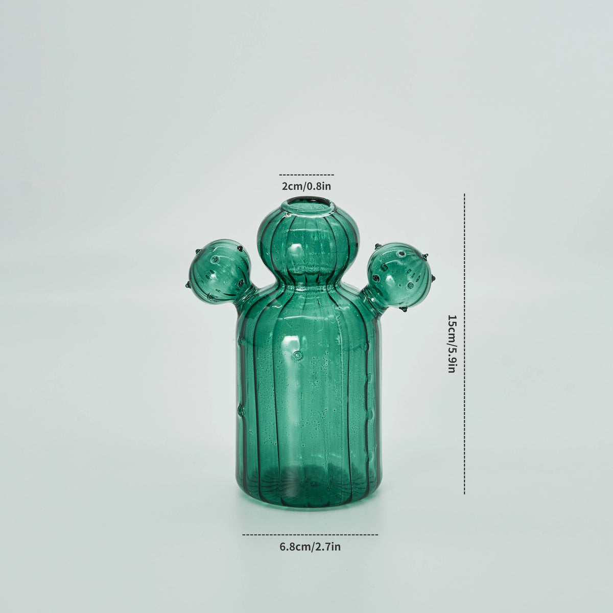 Vase en verre vert moderne et éclatant, cactus avec sommet sphérique et petites protubérances.
