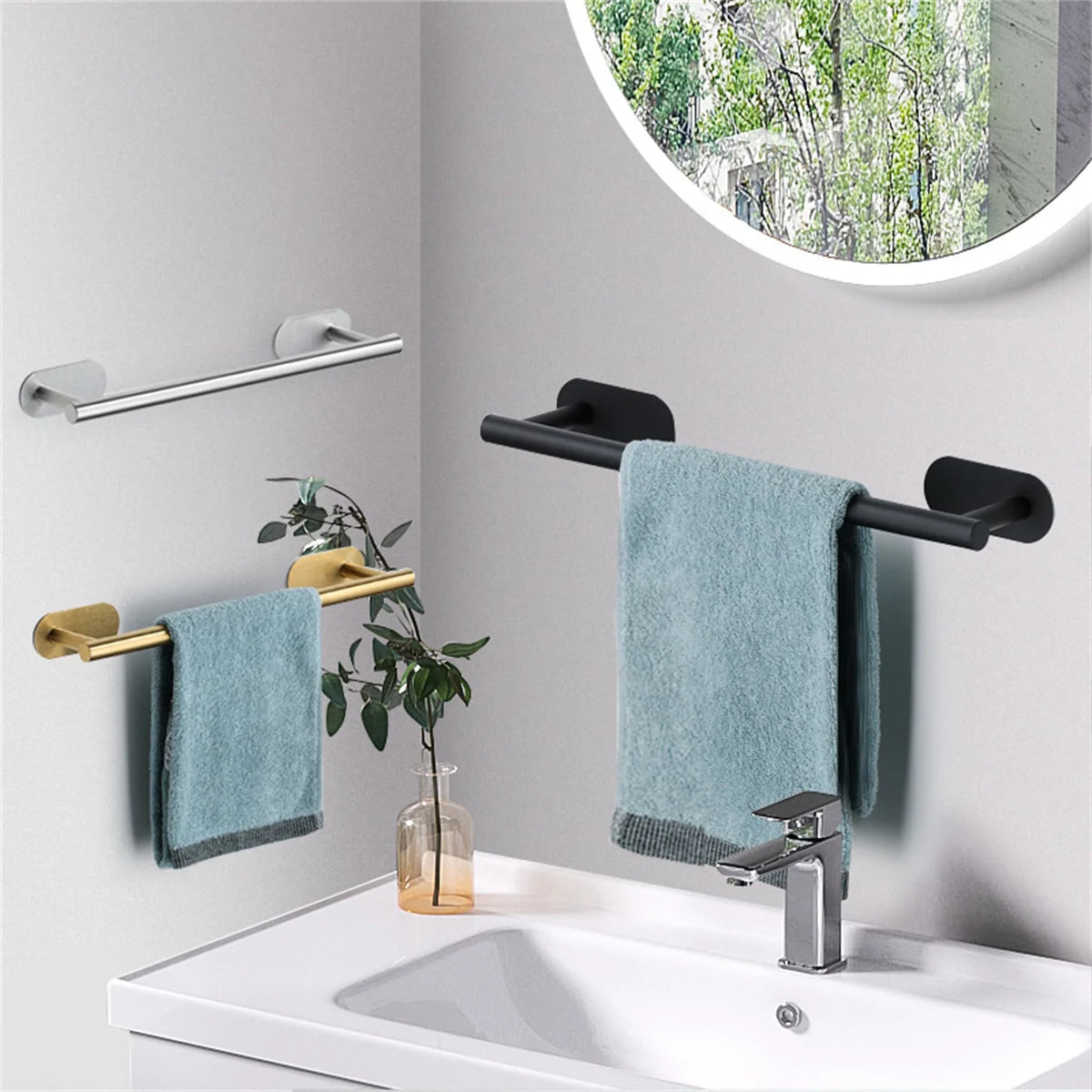 Escurridor de toallas adhesivo de acero inoxidable montado en la pared sobre un lavabo blanco en un baño.