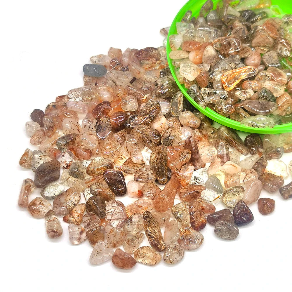 Colección de cristales curativos naturales en tonos ámbar, marrón y cuarzo transparente.