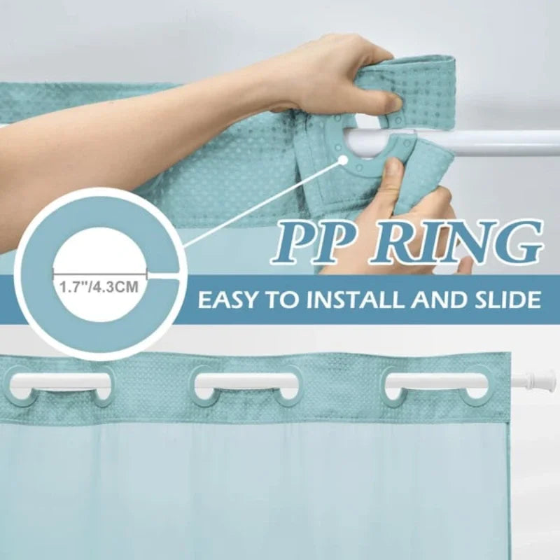 Eine Hand installiert einen PP-Ring an eine hellblaue Duschvorhang für einfache Montage und Führung.