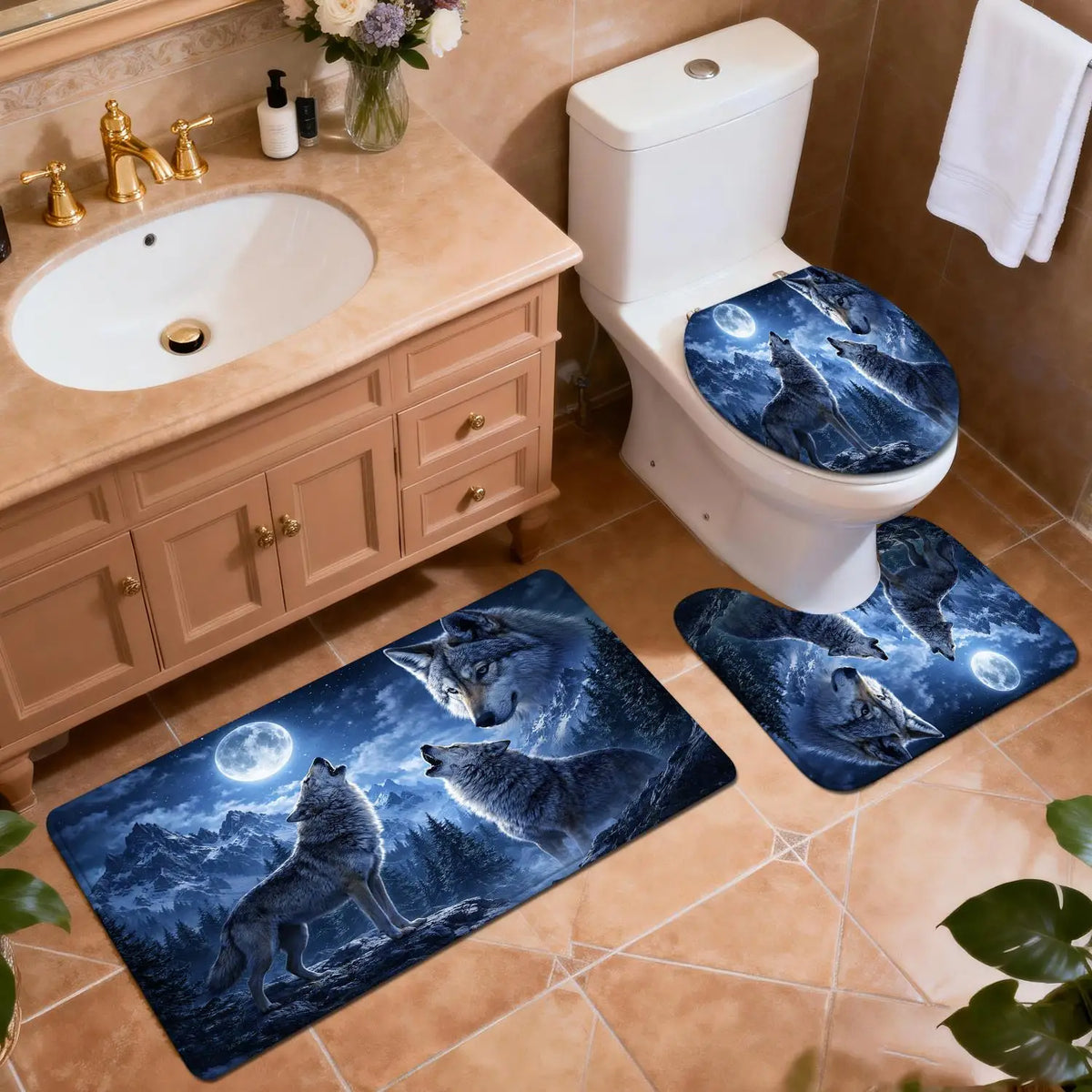 Set aus drei dunkelblauen rutschfesten Badezimmerteppichen mit Wolf- und Mondmotiven auf einem Fliesenboden.