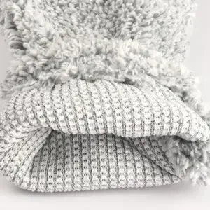 Nahaufnahme eines flauschigen, hellgrau-weißen gestrickten Staubentfernungsgeräts.