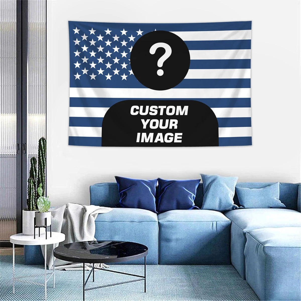Blau-weiß gestreifte Flaggen-Tapisserie an der Wand über einem hellblauen Sofa