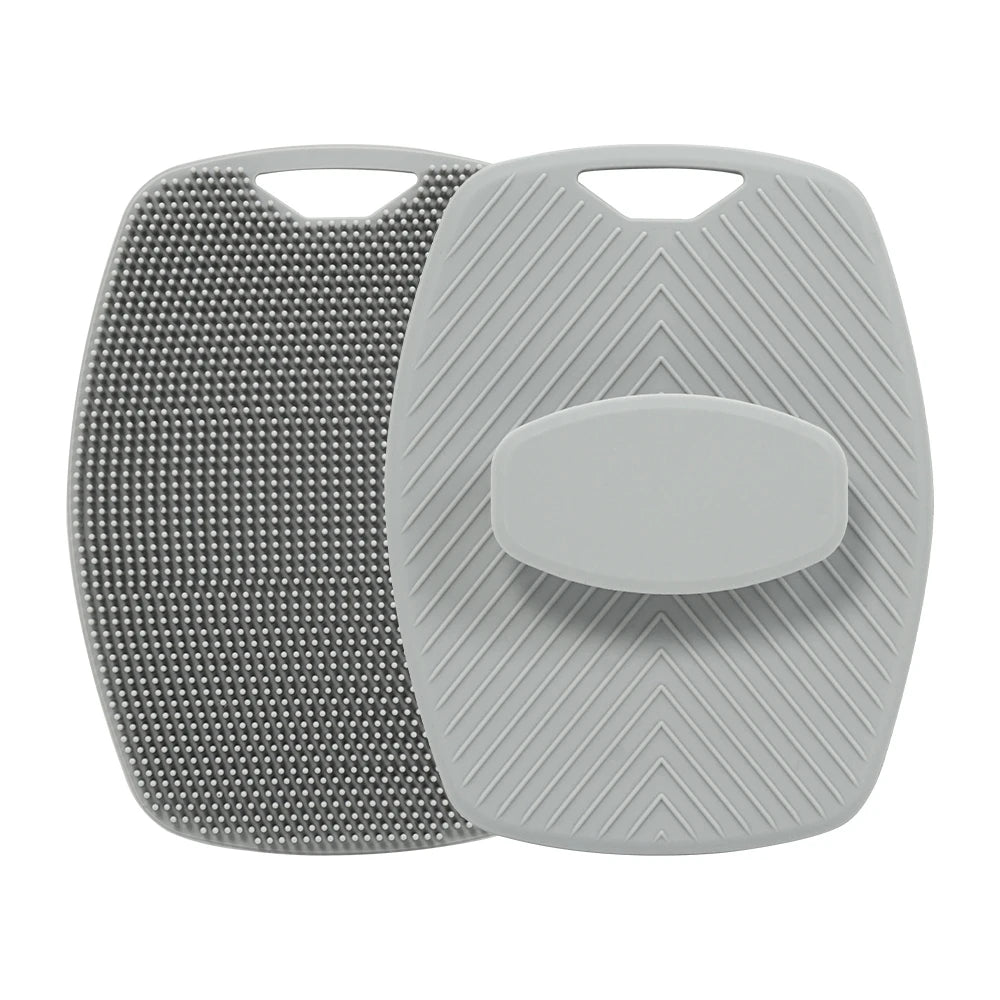 Cepillo exfoliante de silicona gris con lado texturizado y superficie plana.