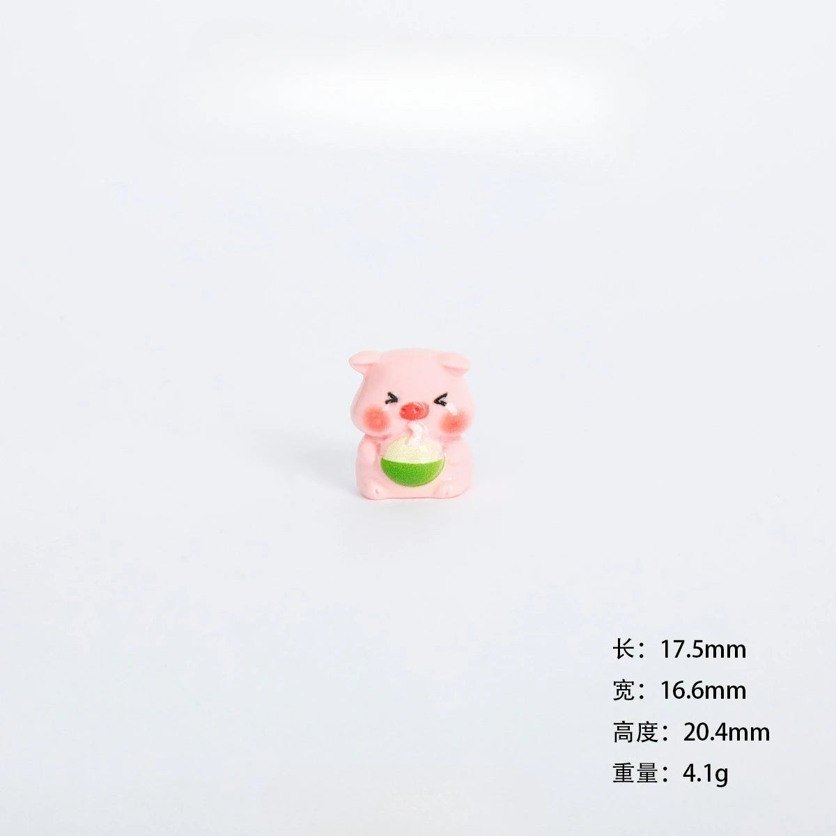 Miniatura de cerdo de resina rosa con un accesorio verde.
