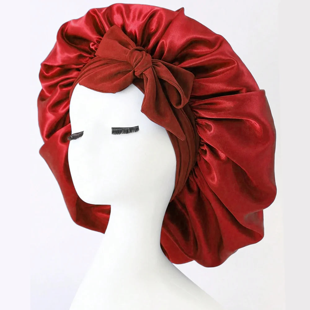 Tiefrotes Satin-Seiden-Haarbonnet gebunden in eine Schleife, präsentiert auf einem weißen Mannequin-Kopf.