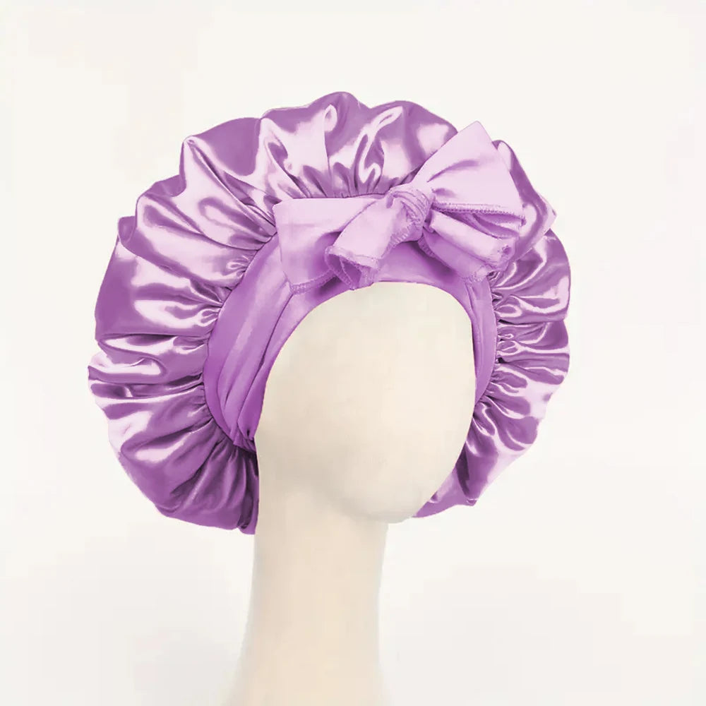 Lila Satin-Seiden-Haube mit Schleife auf einer Mannequin-Kopf