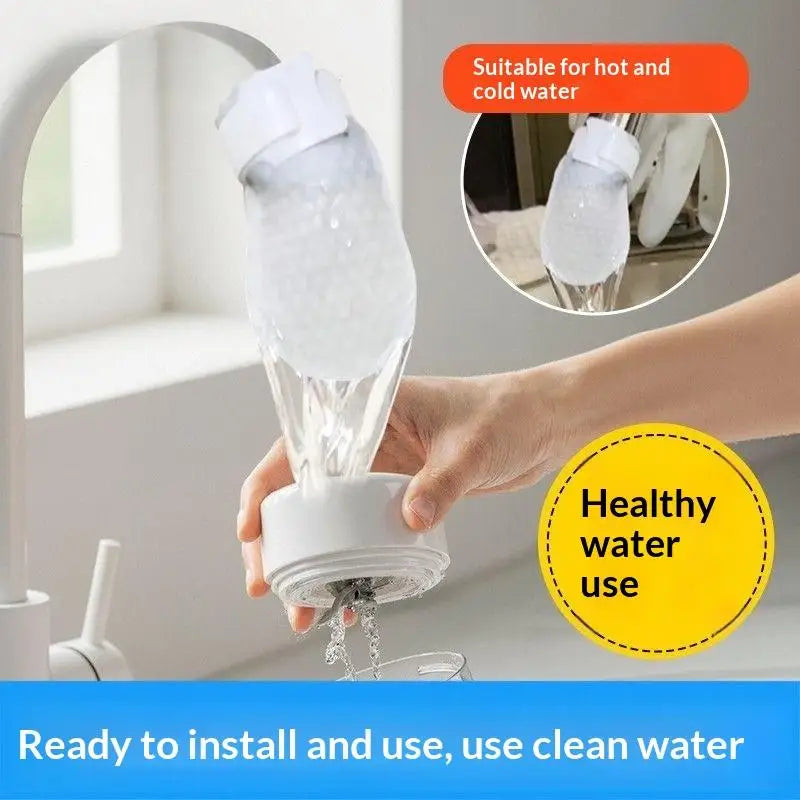 Una mano está instalando una bolsa de filtro universal desechable en un grifo, demostrando su uso para agua caliente y fría.
