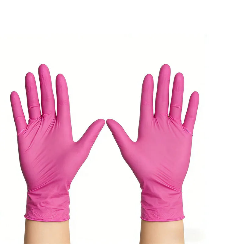 Par de guantes desechables de nitrilo rosa mostrados contra un fondo blanco.