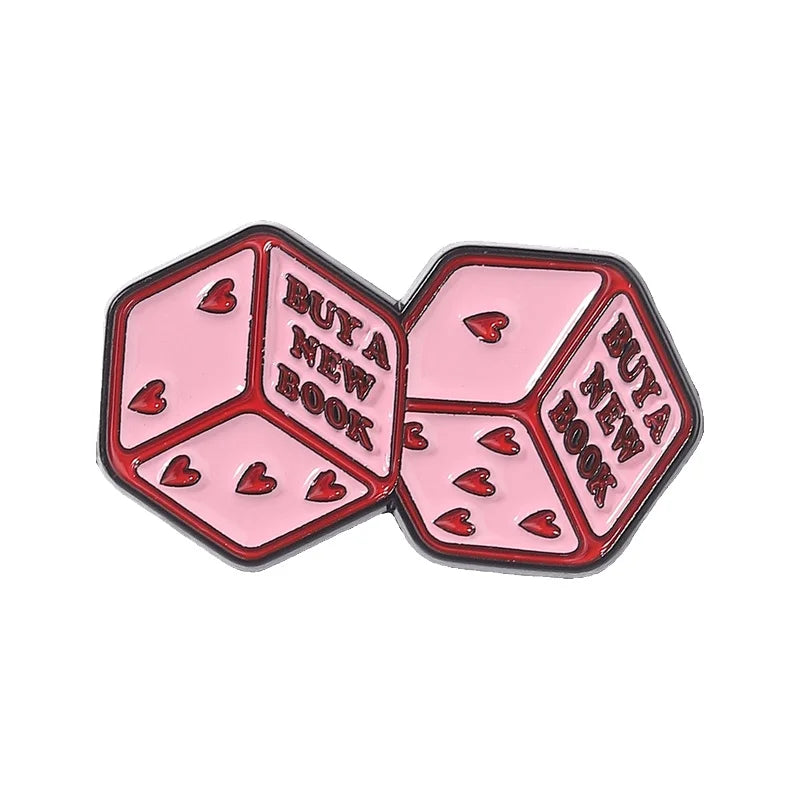 Pins de esmalte rosa con forma de dados, con texto y corazones, para amantes de los libros.
