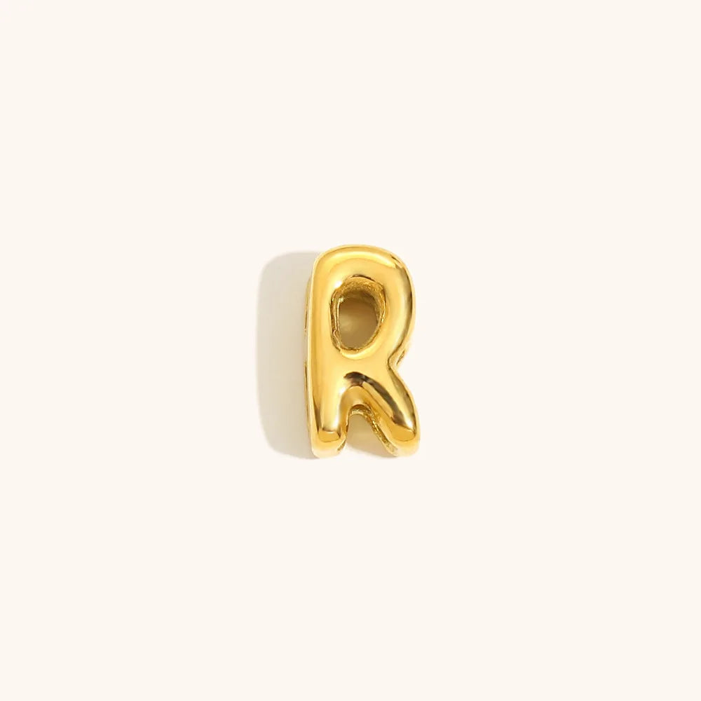 Nahaufnahme einer goldvergoldeten 3D-Blasen-Buchstaben-R-Kette.