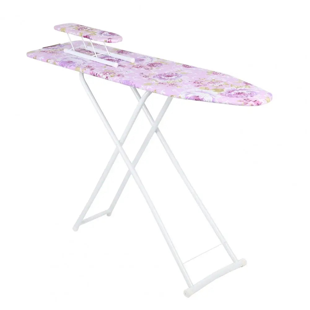 Tabla de planchar floral morada con marco de metal blanco y cubierta resistente al calor.