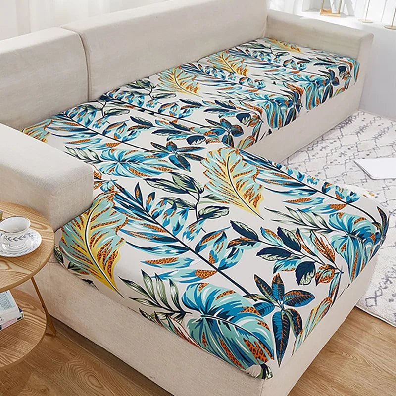 Sofá cubierto con tela de hojas tropicales impermeables en azul, verde azulado y amarillo.