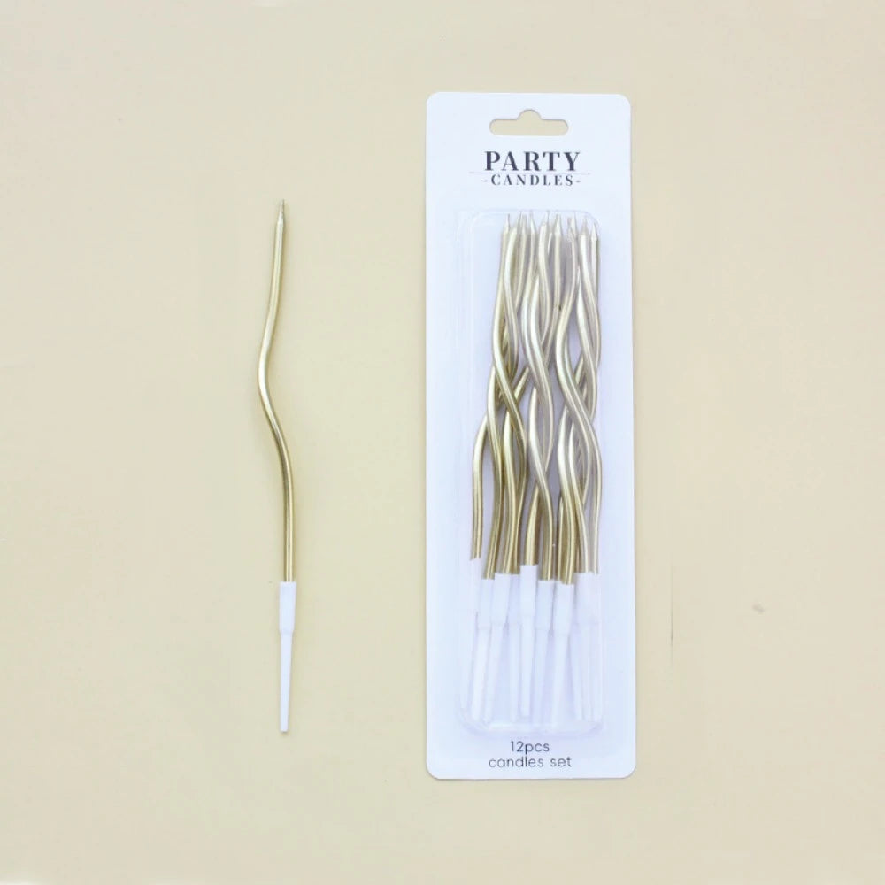 Verpackung mit zwölf goldenen dekorativen Spiral-Geburtstagskerzen.