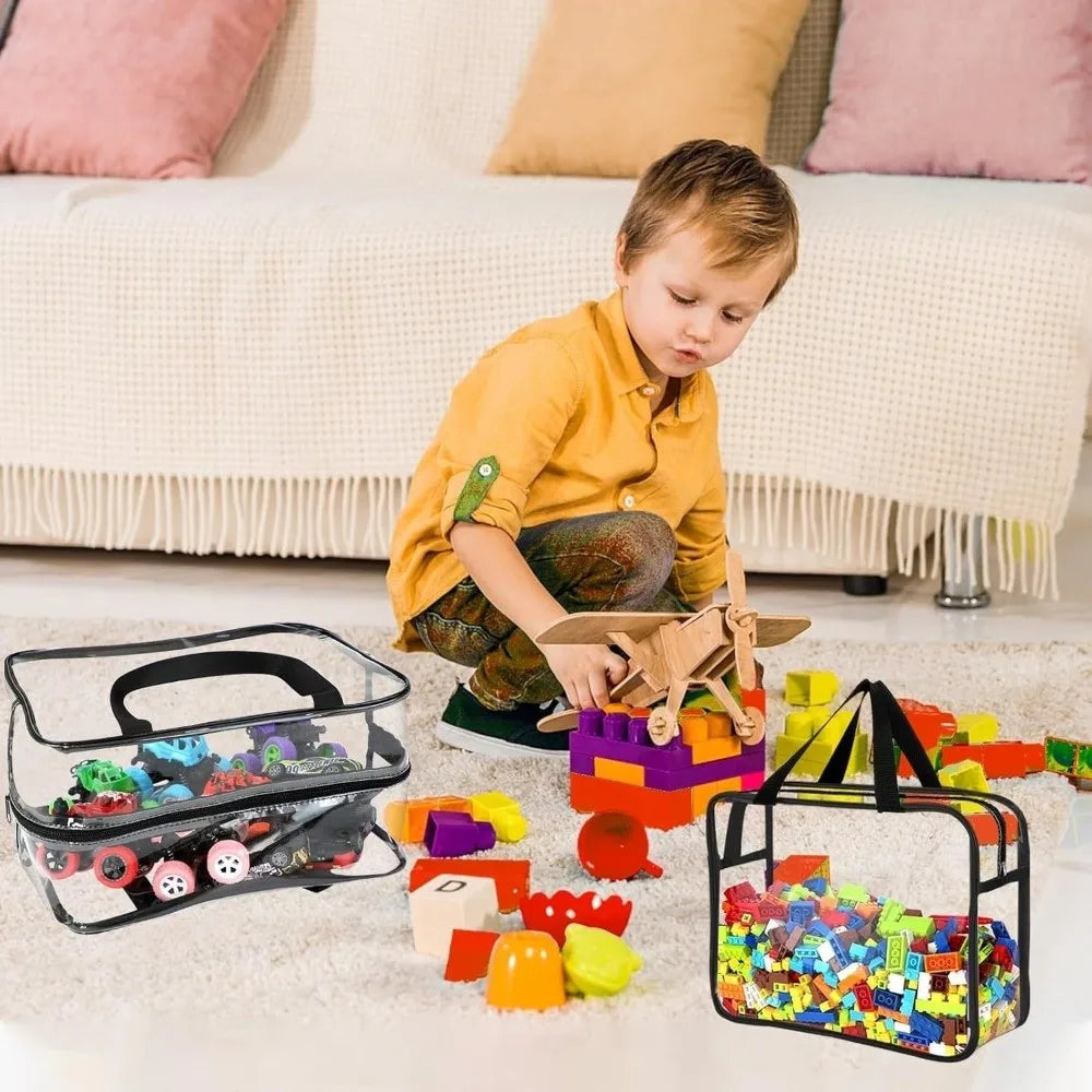 Un enfant joue avec un grand sac de rangement en PVC imperméable rempli de blocs de construction colorés sur un tapis blanc.