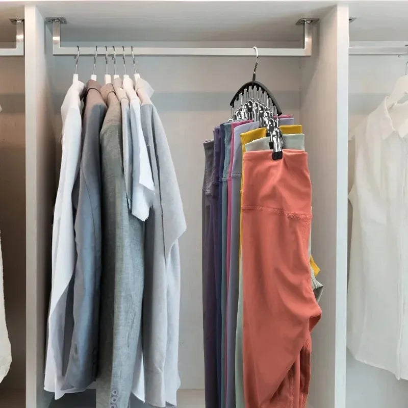 Präsentation verschiedener bunter Hemden und Kleidung an gebogenen Kleiderbügeln in einem Schrank.