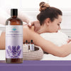 Dunkle Glasflasche Lavendel-Massageöl neben einer Frau, die eine Massage erhält.